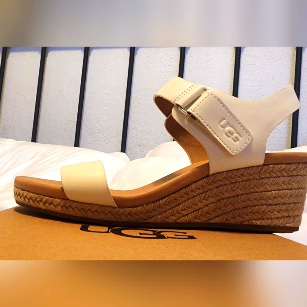Ugg women's leather sandal size 9us